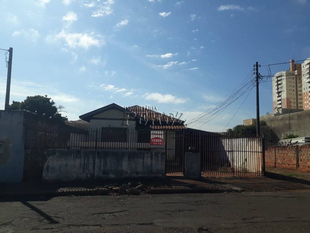 Terreno à venda na região Central em Londrina - 562,50m² | Zoneamento ZC-2 com 3 casas de madeira - Foto 0