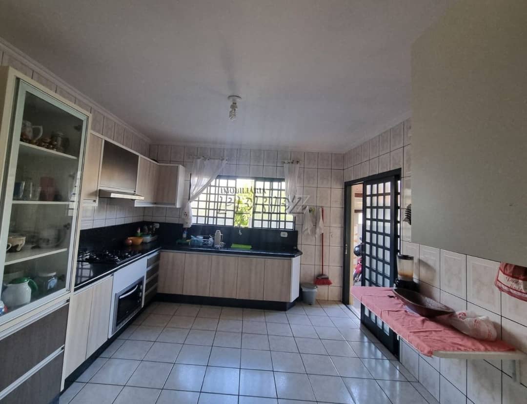 Casa à venda. Ampla na Região Central de Londrina - Espaço, Conforto e Localização Privilegiada! - Foto 3