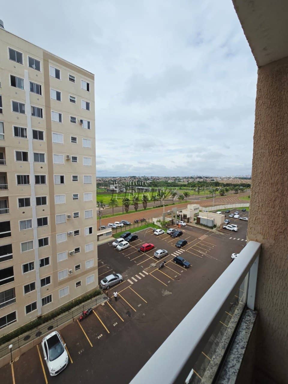 Apartamento à venda no Condomínio Laguna Málaga na região leste de Londrina - Foto 4