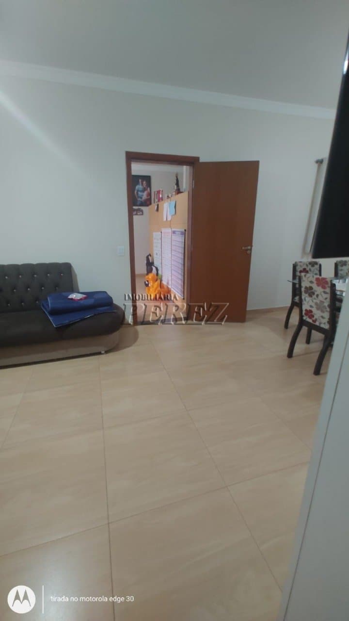 Casa Ampla à Venda com 3 Quartos, Suíte, Garagem para 5 Carros e Área Externa com Dependência - Foto 4