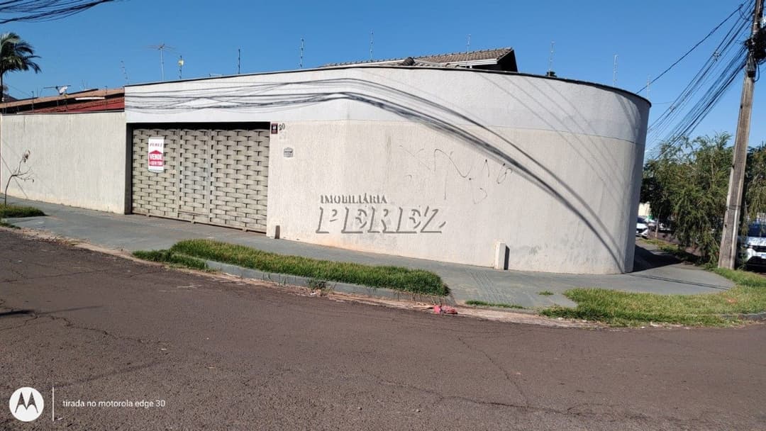 Casa Ampla à Venda com 3 Quartos, Suíte, Garagem para 5 Carros e Área Externa com Dependência - Foto 1