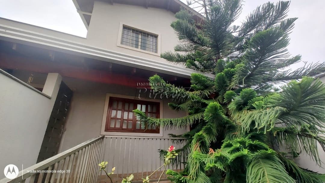 Casa Ampla à Venda com 3 Quartos, Suíte, Garagem para 5 Carros e Área Externa com Dependência - Foto 0