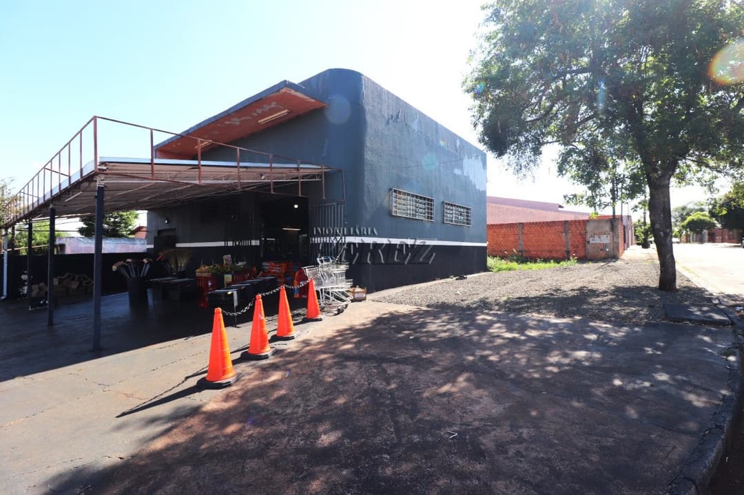 Salão comercial a venda na rua Coletor Federal Anisio Ribas Bueno, Jardim Maria Celina - Foto 1
