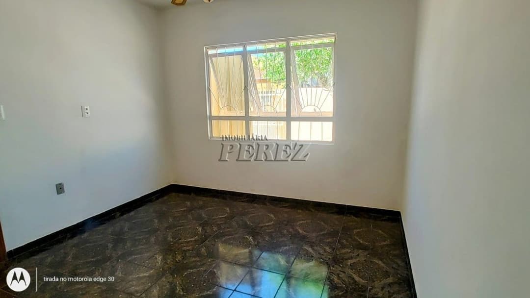 Casa para Venda e Locação na rua Arcilio Diassi, no  Conjunto Eucaliptos em Londrina. - Foto 17