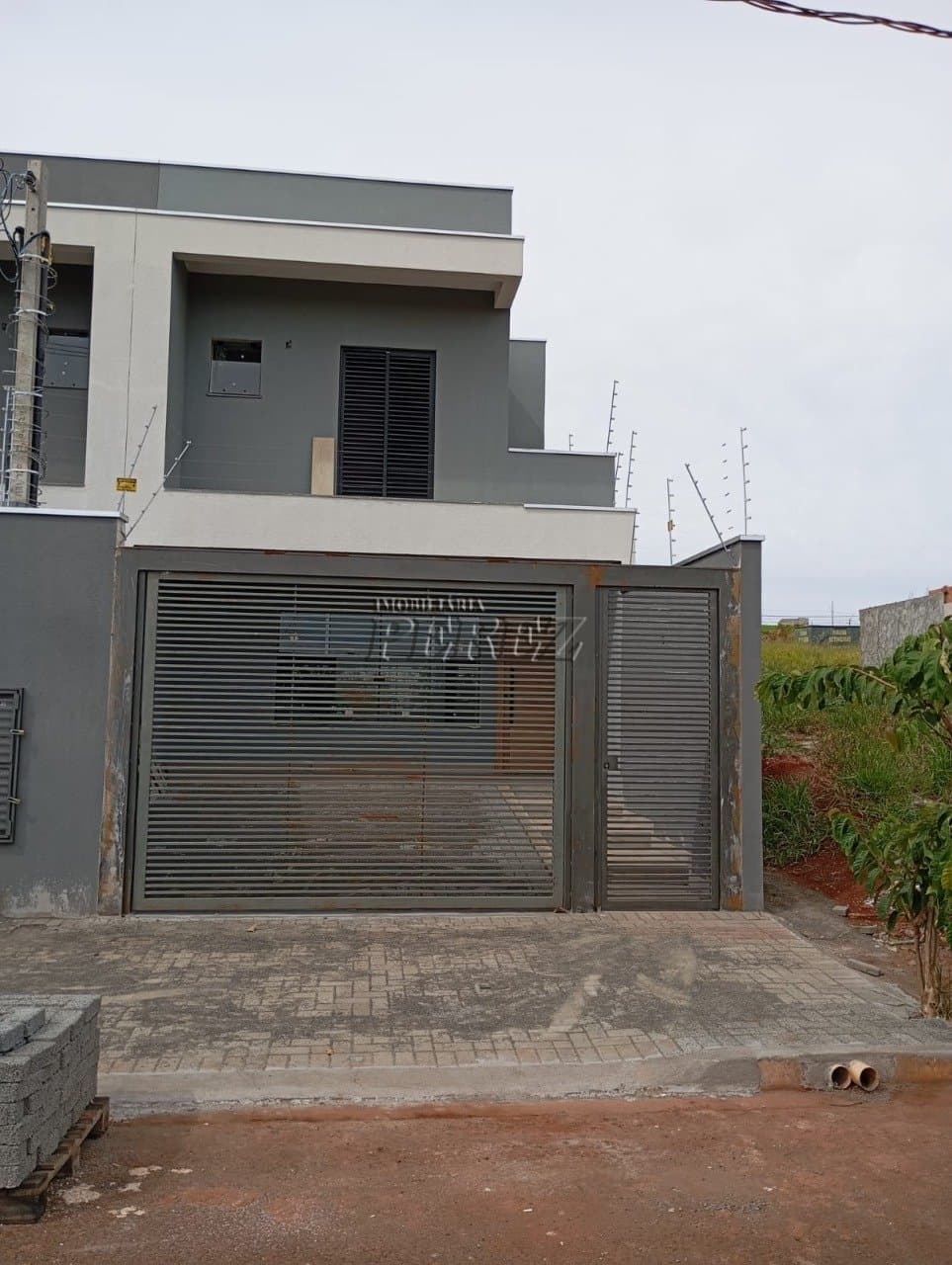 Sobrado à Venda na Rua Natanael Francisco- Jardim Pioneiros, Zona Leste de Londrina - Foto 1
