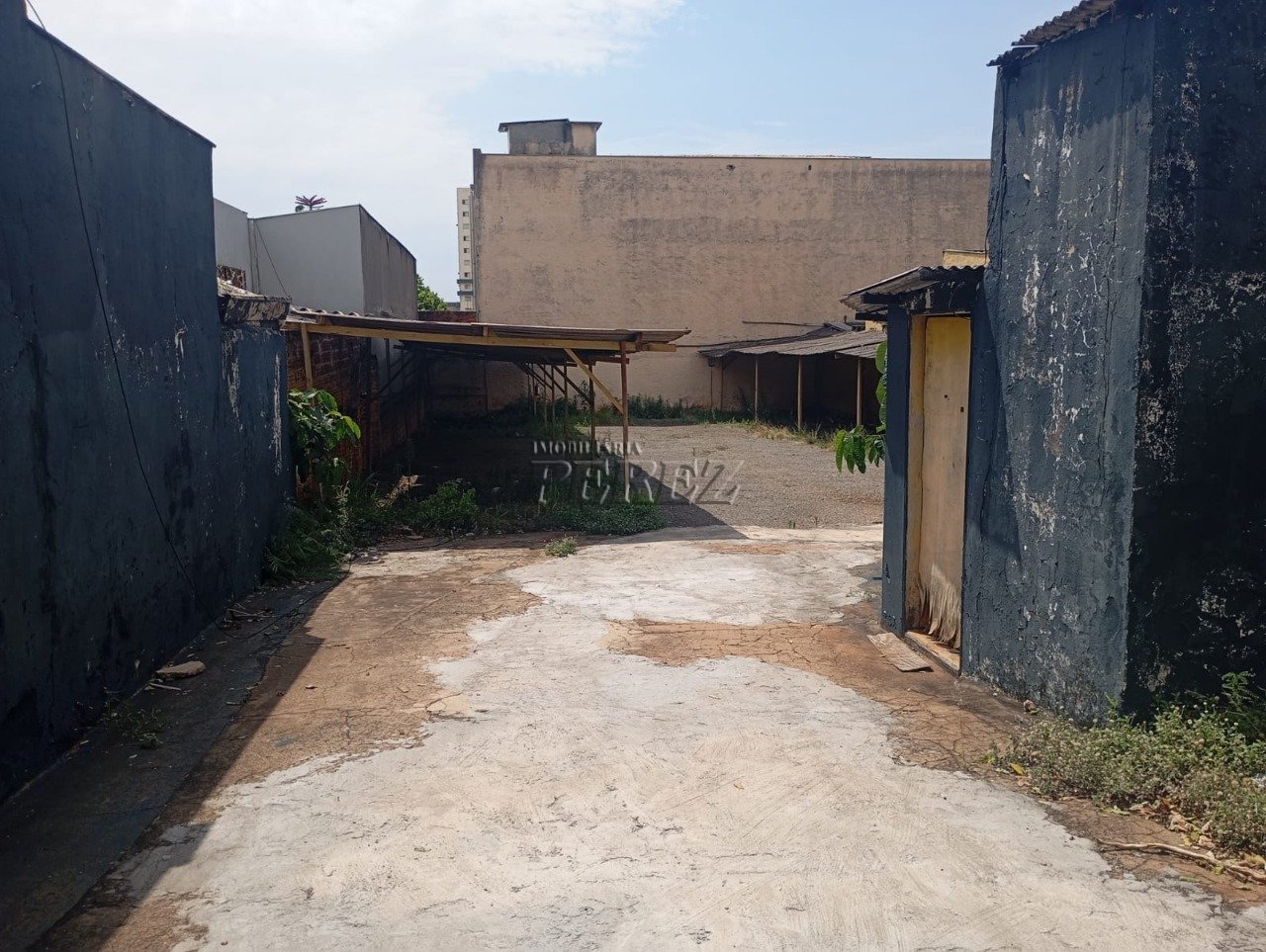 Terrena para venda e locação, Centro de Londrina, com 510m2 ótimo para garagem, ou investimento de ponto comercial. - Foto 0