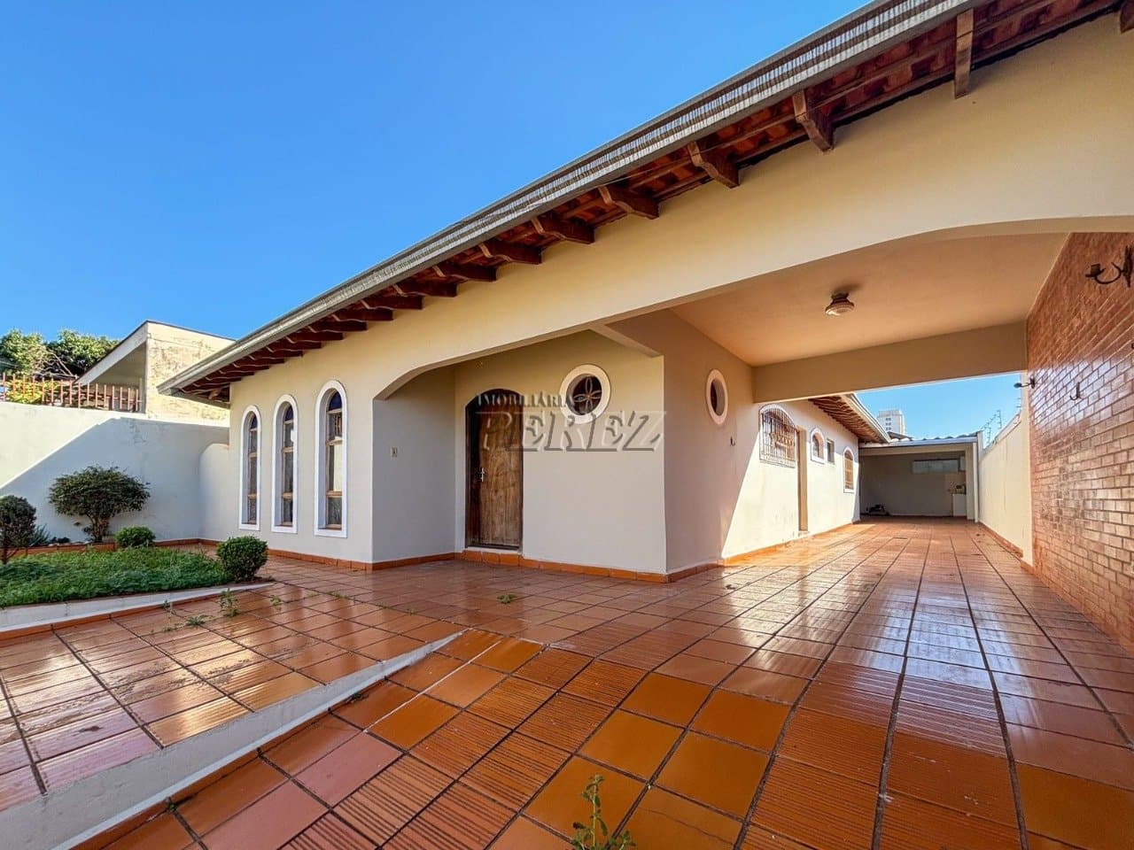 Casa à venda e locação na Rua Pacífico no centro de Londrina - Vila Brasil