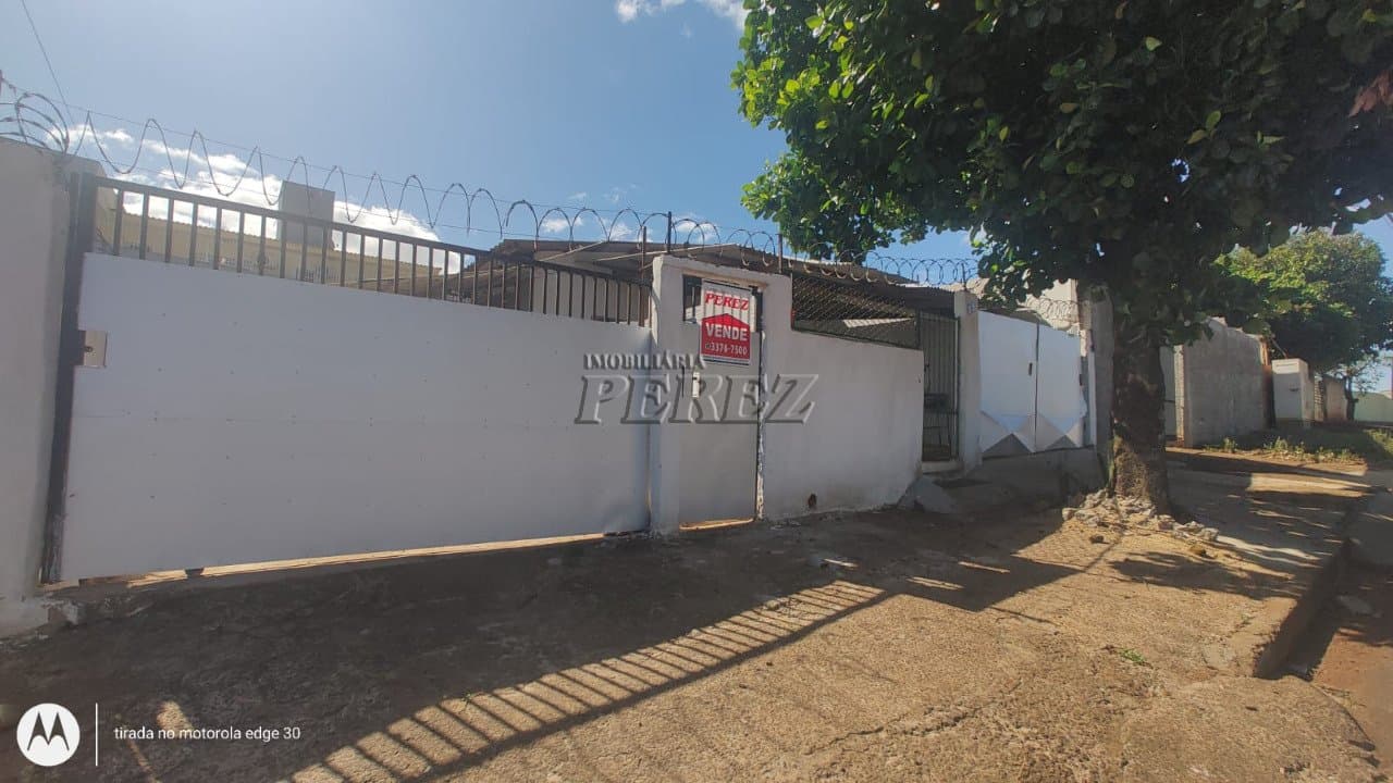 Casa à venda no Jardim Cristal, região oeste de Londrina.