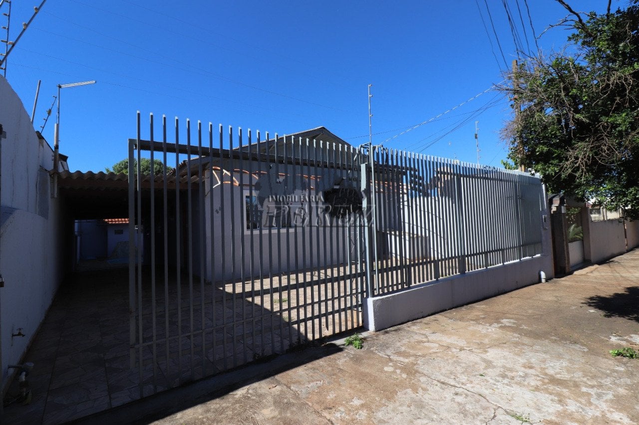 Casa à venda na região leste de Londrina - Califórnia