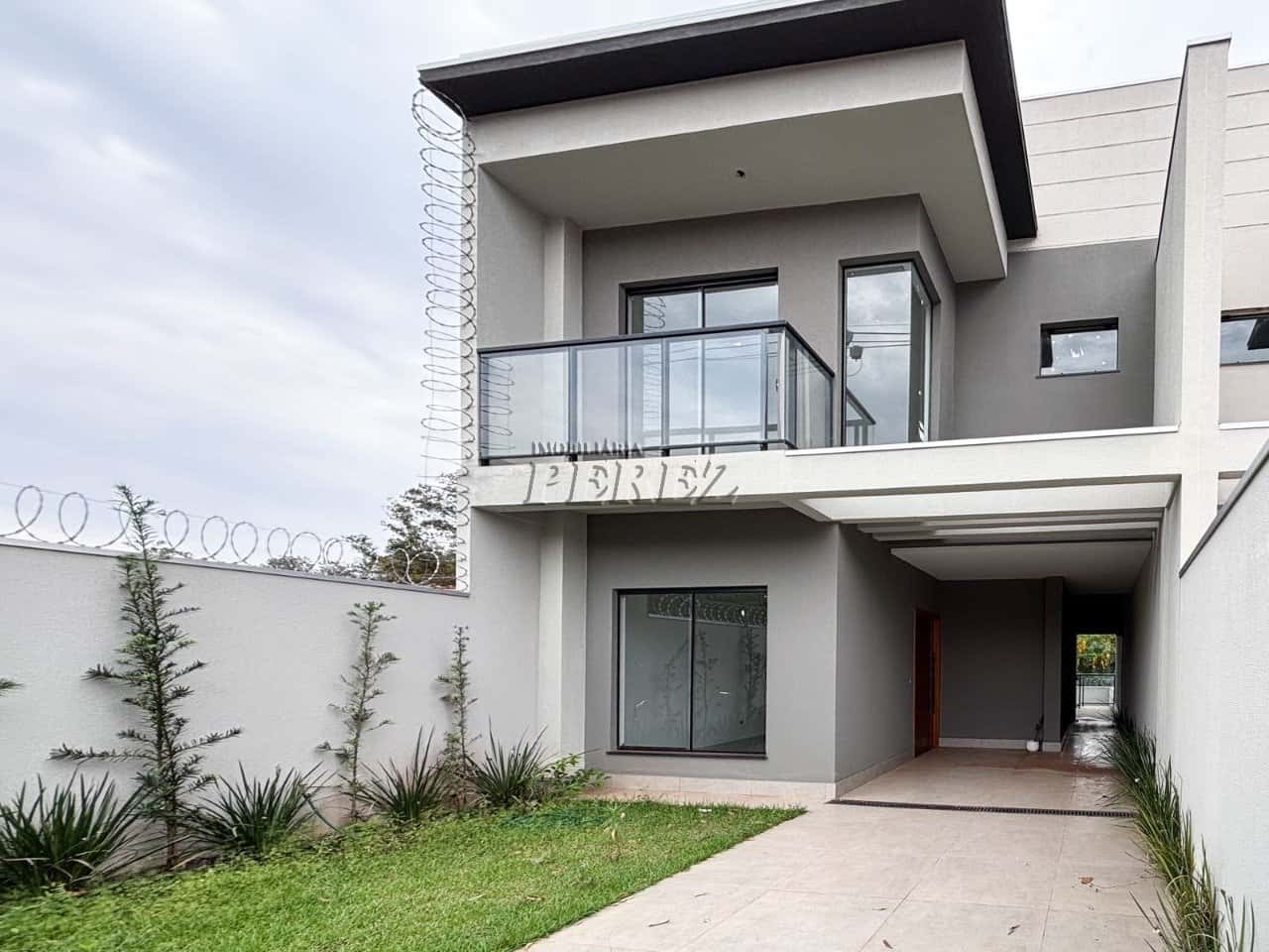 Sobrado à venda no Jardim Guararapes, região leste de Londrina — foto principal