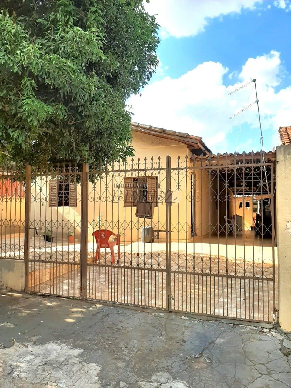 Casa com dependência a venda na rua Da Violetas, no parque Ouro Branco.